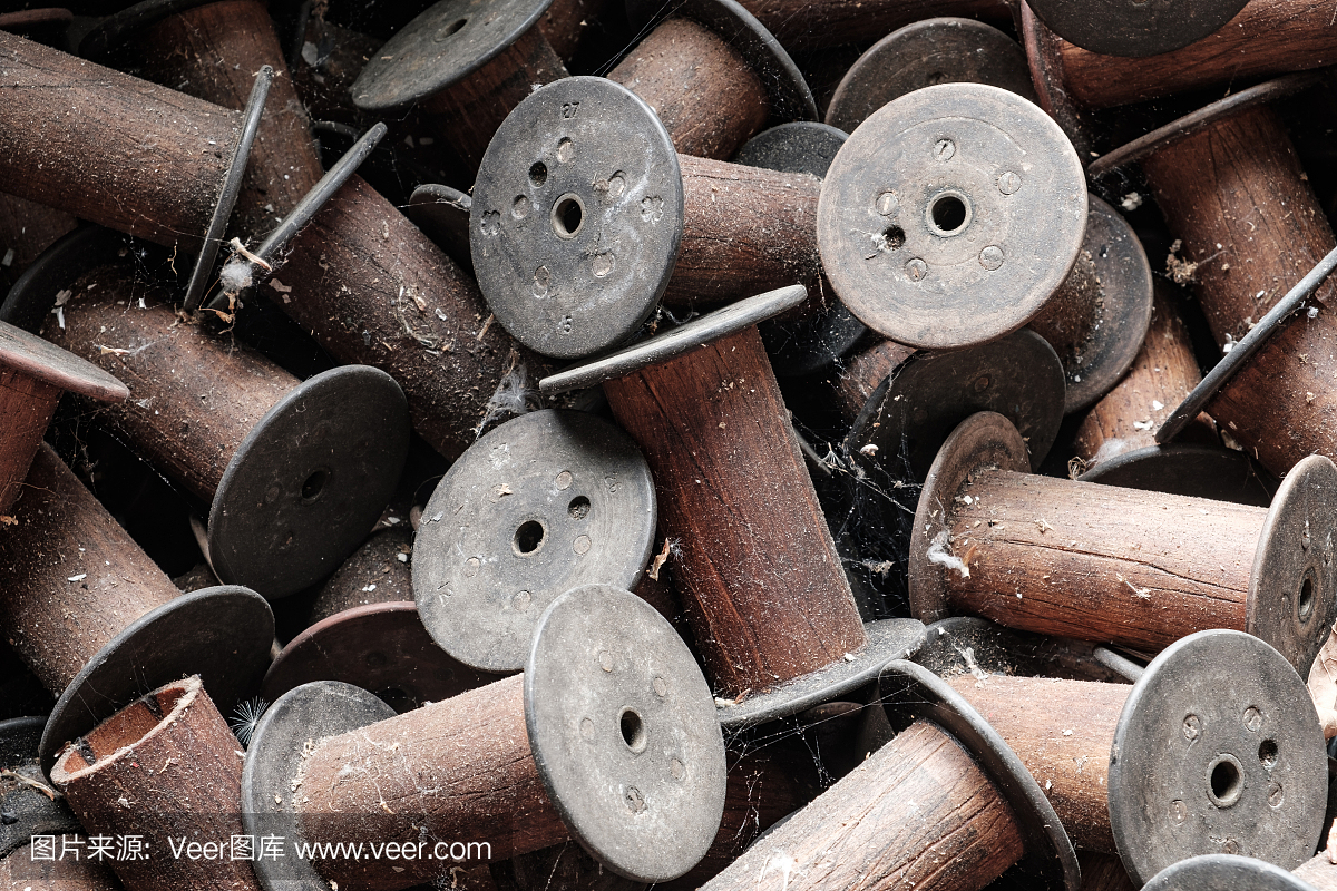 在一个废弃的丝绸工厂里,用来运送丝线的木头和金属古董线轴
