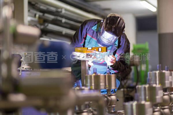 金属工厂的产业工人焊接。